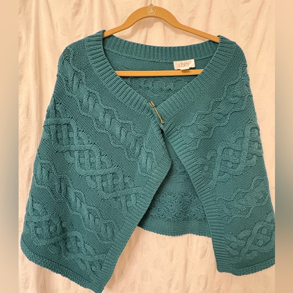 Crochet sweater cape from the Loft.Size
Small-large.